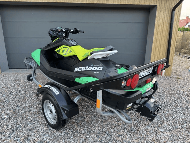 Jazda na skuterze wodnym SeaDoo Spark Trixx – adrenalina na wodzie